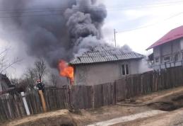 Casă cuprinsă de flăcări! Cinci copii și părinții lor au rămas fără acoperiș deasupra capului