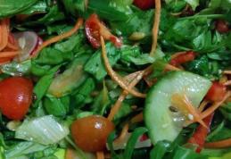 Salată cu rucola, castraveți și morcov