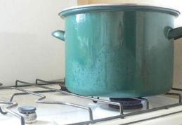 Oală cu mâncare uitată pe aragazul în funcțiune, pericol de incendiu