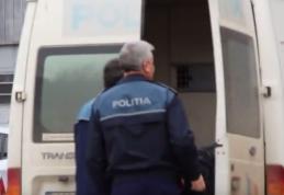 Trei tineri reținuți după ce au provocat scandal pe terasa unui bar