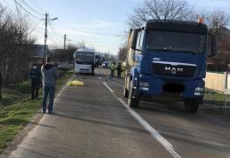 O bătrână și-a pierdut viața după ce a lovit-o în plin un camion pe un drum din județ