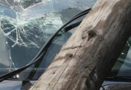 Tânăr de 26 de ani rănit, după ce a intrat cu mașina într-un stâlp