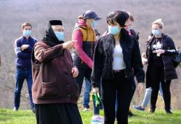 Sute de copaci plantați pe un versant afectat de alunecări de teren de la Mănăstirea Agafton - FOTO