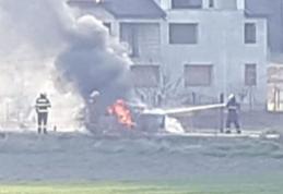 Autoturism distrus de flăcări pe un drum din Botoșani