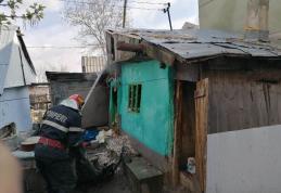 Doi bătrâni din Săveni au ajuns la spital cu arsuri în urma unui incendiu care le-a cuprins locuința - FOTO