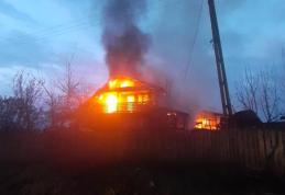 Vilă cuprinsă de flăcări. Pompierii s-au luptat cu flăcările aproape patru ore - FOTO