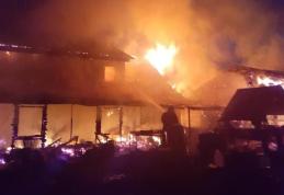 UPDATE incendiu: Au ars casa, trei anexe și mai multe animale