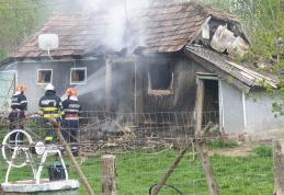 Incendiu la Brăești! Un tânăr de 29 ani și-a incendiat bunurile dintr-o cameră după o ceartă cu soția - FOTO