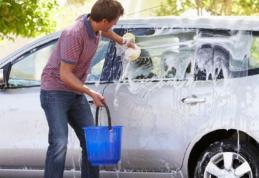 Ce riscă românii care îşi spală maşinile în faţa blocului. Amenzile pot ajunge şi la 1.000 de lei