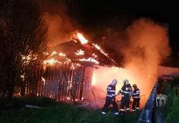 Incendiu puternic în Dorohoi! Familie rămasă fără locuință din cauza neglijenței - FOTO