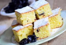 Prăjitură cu iaurt și prune uscate