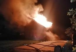 Casă cuprinsă de flăcări la Darabani! Pentru stingere au intervenit și pompierii din Dorohoi – FOTO