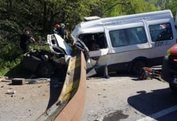 Accident mortal după ce grinda unui pod de cale ferată a căzut peste un microbuz - FOTO