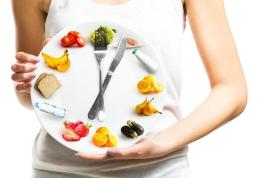 Medic: Oamenii nu se îngrașă de la ce mănâncă. Nu despre restricții trebuie să fie dietele