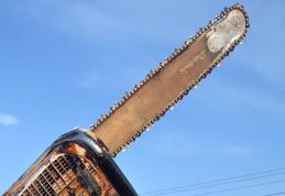 Bărbat reținut după ce a încercat să lovească un consătean cu drujba în stare de funcționare