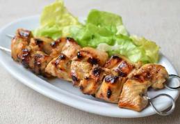 Frigărui de pui marinate în sos de iaurt și lămâie