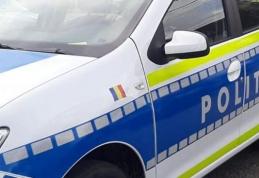 Un tânăr fără permis a intrat cu mașina în ușa unui magazin din Botoșani