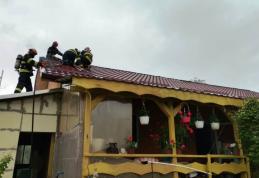 Acoperişul unei case din Botoșani în flăcări. Pompierii intervin în aceste momente