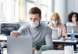 Masca nu va mai fi obligatorie la locul de muncă pentru cei vaccinați, din 1 iunie, în anumite condiții
