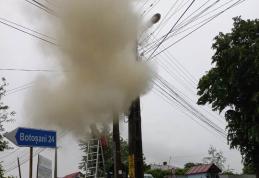 Apele au făcut prăpăd în județ: Drumuri și gospodării inundate, copaci doborâți, stâlpi electrici în flăcări - FOTO