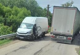 Accident pe drumul județean Mihăileni - Dersca. O autoutilitară a fost izbită de un camion - FOTO
