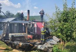 Familie cu cinci copii minori rămasă fără locuință în urma unui incendiu - FOTO