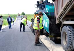 Asfalt turnat pe drumul județean Coțușca – Ghireni - FOTO