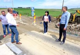 Începe asfaltarea drumului prin Prăjeni - FOTO