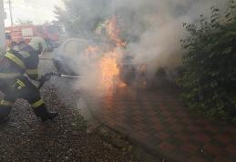 Autoturism parcat pe o stradă din Dorohoi, cuprins de flăcări - FOTO