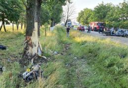 Accident grav! Un mort și două persoane rănite grav după impactul cu un copac - FOTO