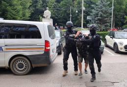 Urmărire cu mascați, elicopter și focuri de armă din Botoșani până în Suceava pentru reținerea a doi tineri - FOTO