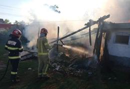 Anexă distrusă într-un incendiu. Proprietarul a suferit un atac de panică - FOTO