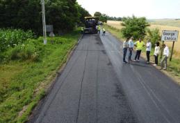 Covoare asfaltice turnate pe drumurile județene - FOTO