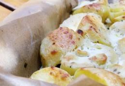 Cartofi noi cu ierburi aromatice și sos alb