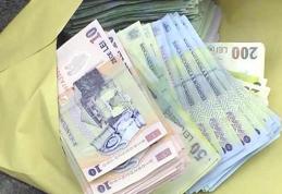 Gest lăudabil al unui botoșănean: A predat polițiștilor peste 20.000 de lei găsiți la gunoi