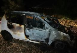 Incendiu izbucnit la un autoturism aflat în fața unei firme de dezmembrări