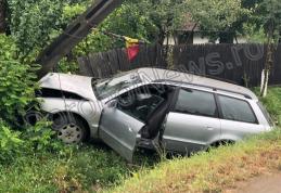 Accident la Broscăuți! O mașină a ieșit de pe carosabil și a rupt un stâlp - FOTO