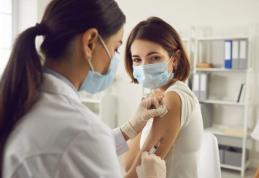 Zi liberă pentru românii care se vaccinează, începând de joi. Elevii și studenții, scutiți de o zi de cursuri