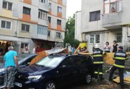 Acoperișuri smulse și copaci doborâți după vijeliile din această după-amiază - FOTO