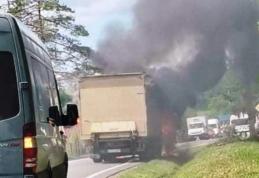 Un camion ce transporta marfă de la Dorohoi la Botoșani, a luat foc la ieșirea din Brăești – FOTO