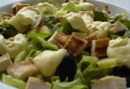 Salată verde cu pui și sos de iaurt 