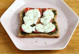 Bruschette cu pesto, roșii și mozzarella