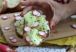 Tartine cu brânză, castravete și ridichi