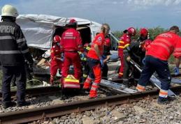 Microbuz cu număr de Botoșani lovit în plin de tren. Opt persoane au fost rănite