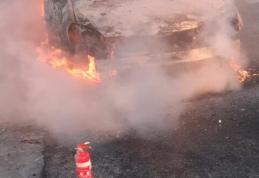 Autoturism distrus de flăcări la Cătămărăști Deal. Pompierii au intervenit pentru lichidarea incendiului