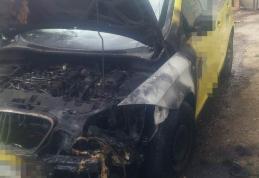 Botoșănean ajuns la spital cu arsuri după ce a încercat să stingă un incendiu care i-a cuprins mașina - FOTO