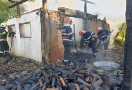 Anexă aprinsă de un scurtcircuit la Lozna. Pompierii dorohoieni au intervenit - FOTO