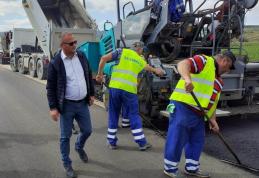 Asfalt pe primul sector din Drumul „Mănăstirilor” - FOTO