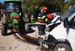 Soți răniți în urma coliziunii dintre autoturismul în care se aflau și un tractor - FOTO