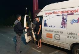 La plimbare, la volan, fără permis de conducere